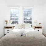 Queensway Dream, Hyde Park