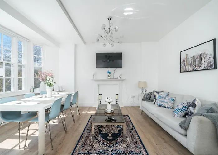 Queensway Dream, Hyde Park